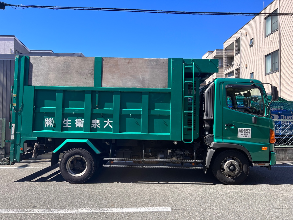 大泉衛生の4tダンプ車(社名入り)