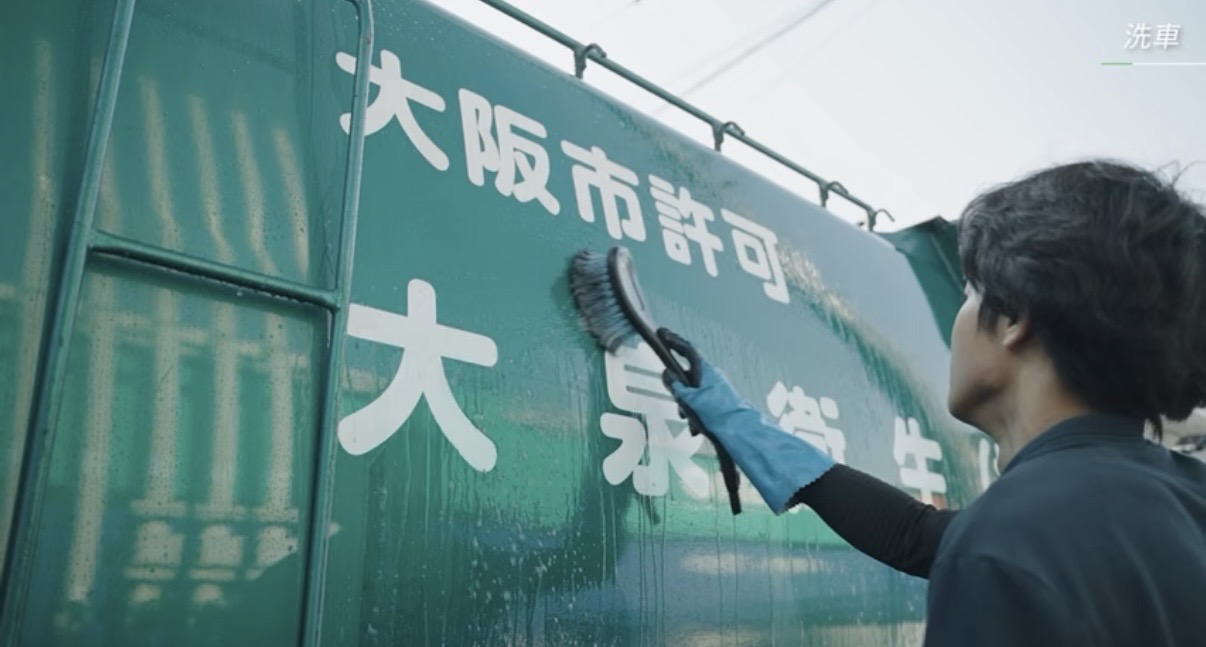 大泉衛生パッカー車の丁寧な洗車作業