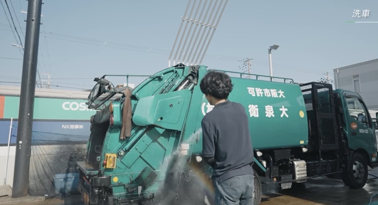 パッカー車の洗車風景