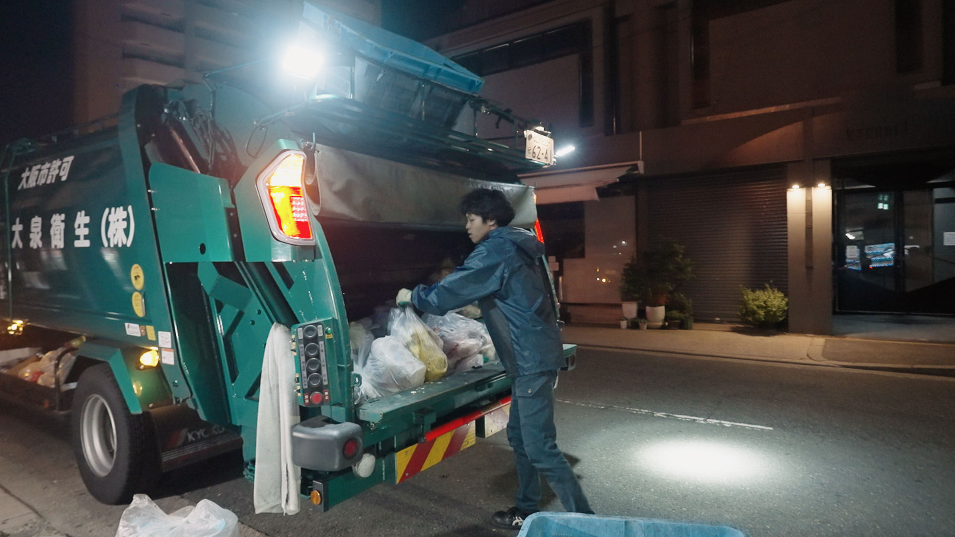 大阪市の民泊向けゴミ回収サービス｜大泉衛生の収集作業風景