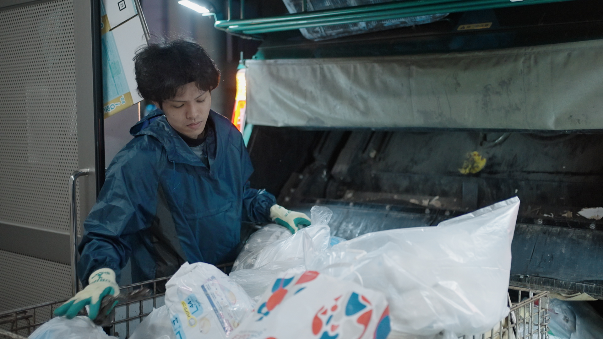 民泊の定期ゴミ回収｜大泉衛生の収集作業風景