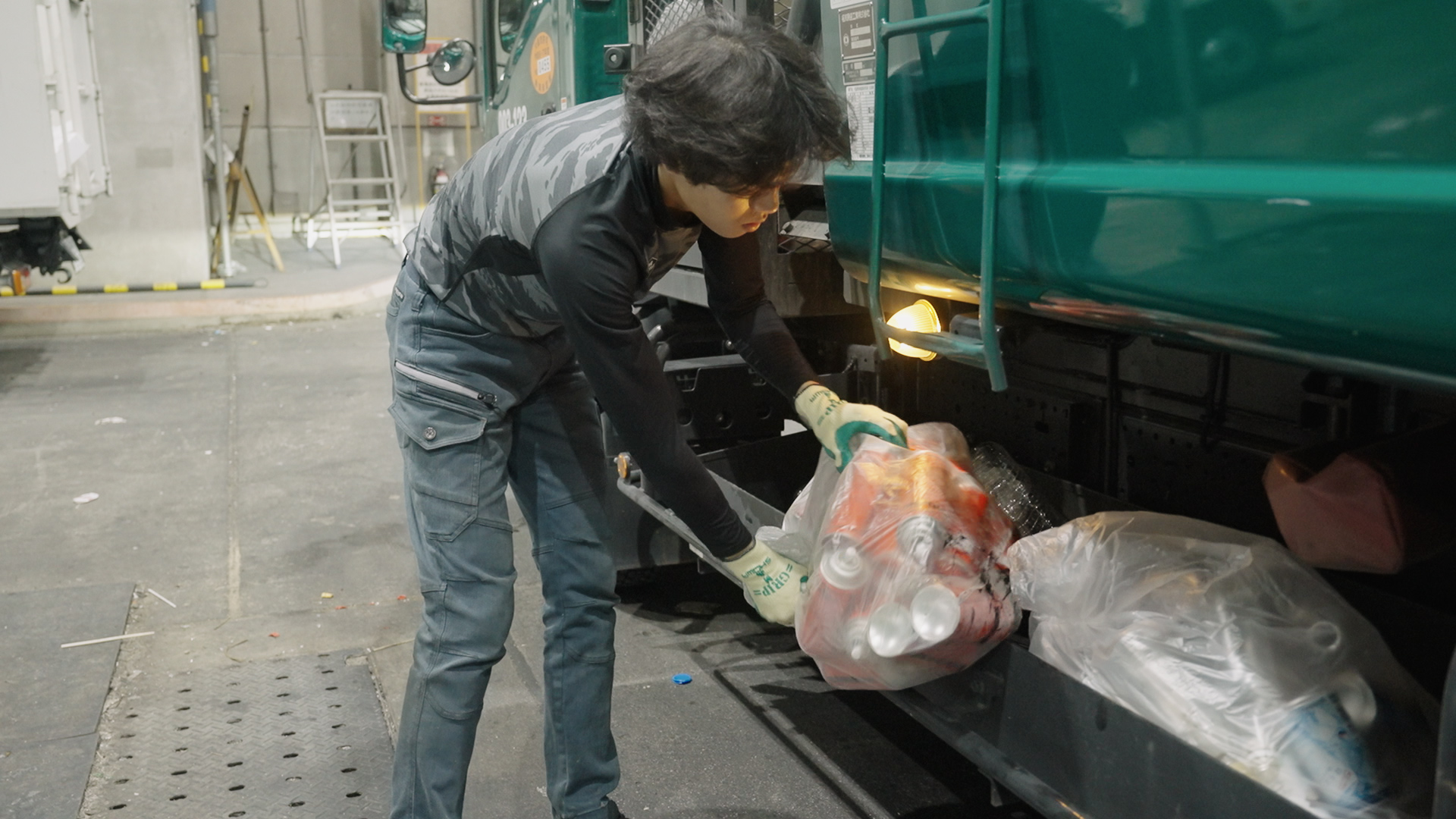 大阪の廃棄物処理｜大泉衛生のパッカー車による収集作業
