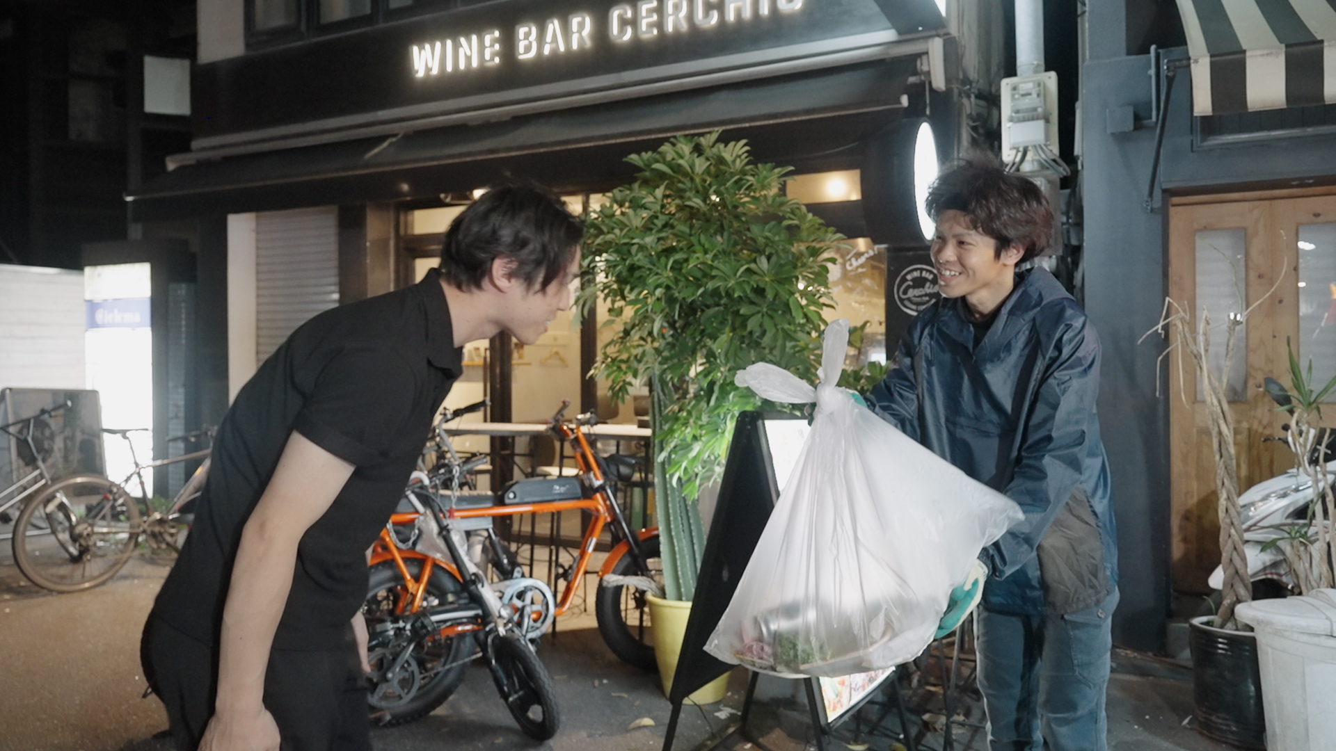 運転席で前方を見つめるドライバー