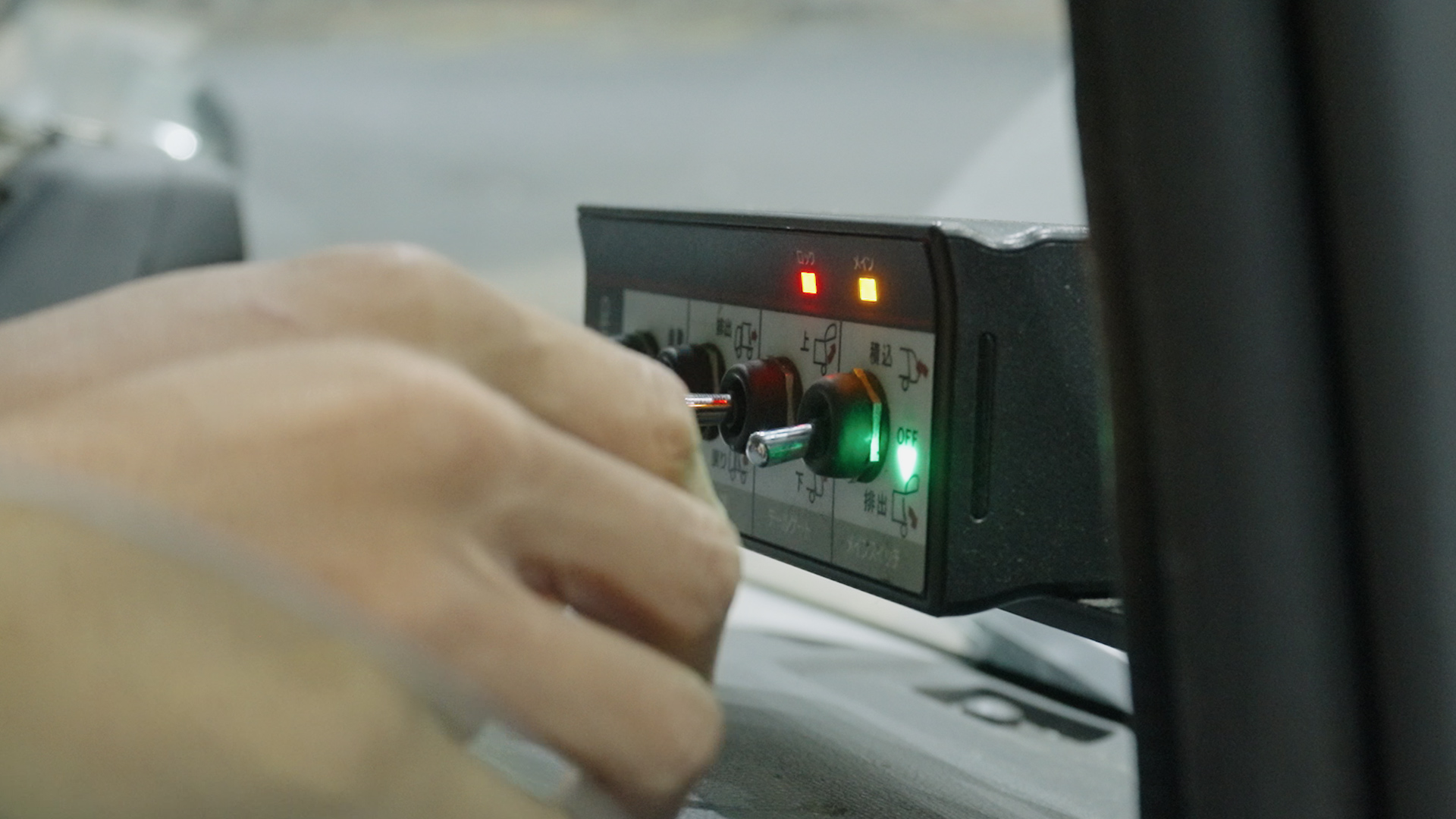 堺市の無料見積もり対応｜大泉衛生のパッカー車による収集作業