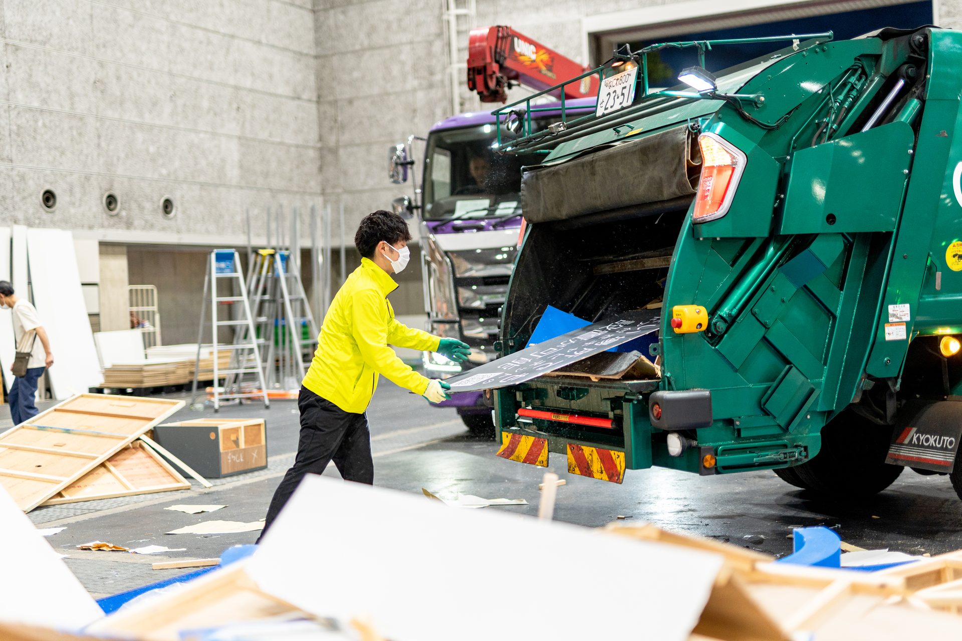 パッカー車に廃材を積み込む作業