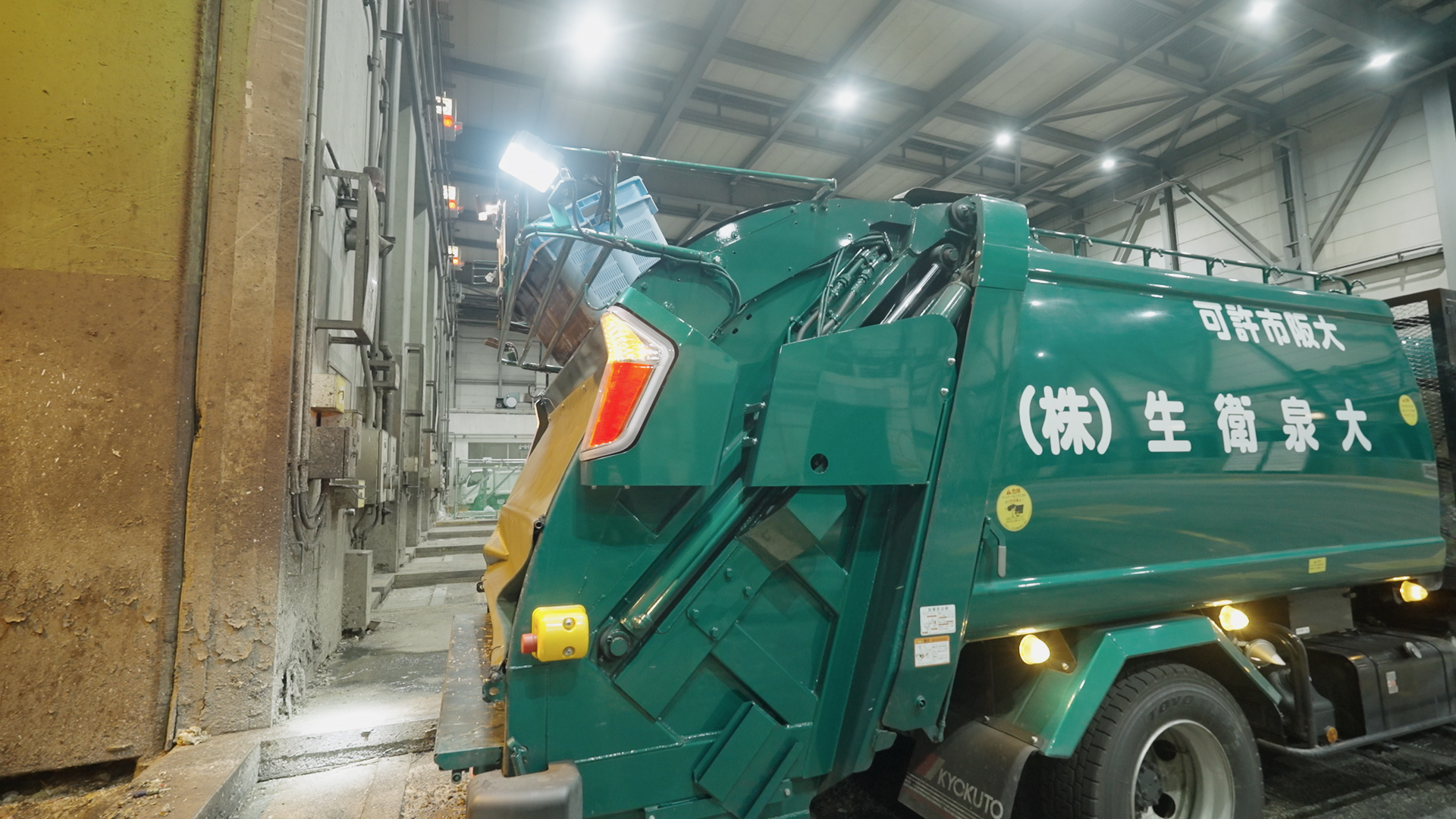 堺市の民泊向け廃棄物処理｜大泉衛生の収集作業風景